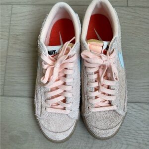 Nike Women's Light Pastel Peach and Light Blue Sneakers Size 9